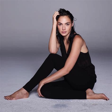 gal gadot soles|Wonder Womans Gal Gadot Flatters Feet in Sandals。